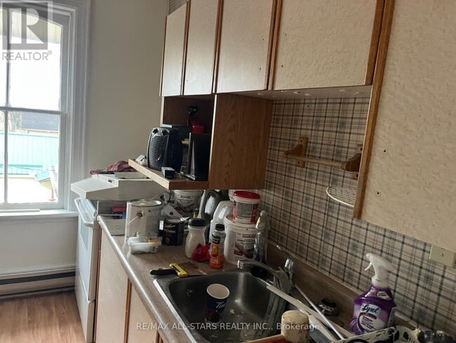 Building Photo - 4 Kent St W