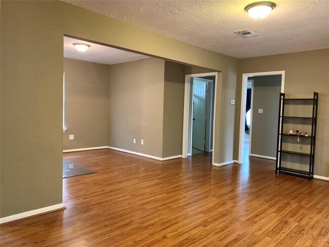 Building Photo - 10130 Sussex Ln