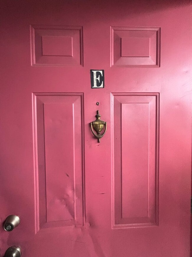 Building Photo - 3 bedroom 2 bathroom Recently Renovated Ap...