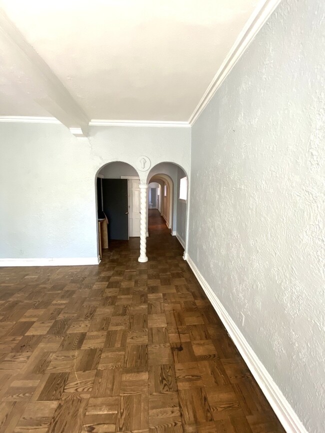 Building Photo - 650 W Fullerton Pkwy