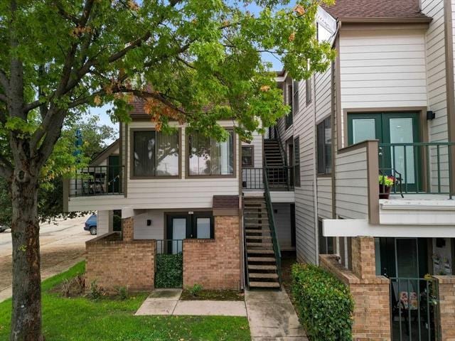 Building Photo - 2300 Bamboo Dr