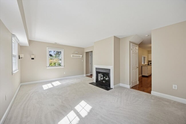 Foto del edificio - Available Immediately – 4 Bedroom End-Unit...