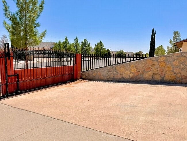 Building Photo - 13373 Greendale