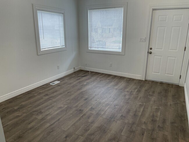 Building Photo - 174 E 7th St