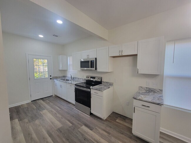 Building Photo - 2122 Circular Dr