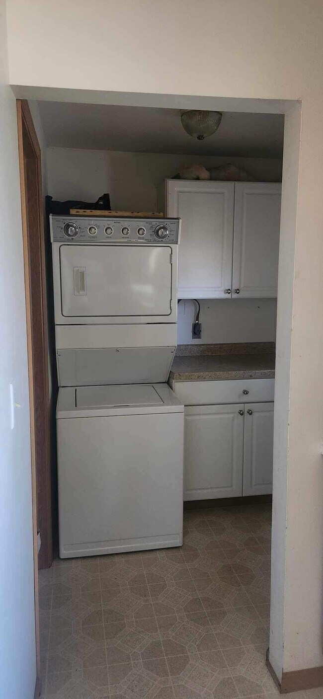 Building Photo - 725 3rd St