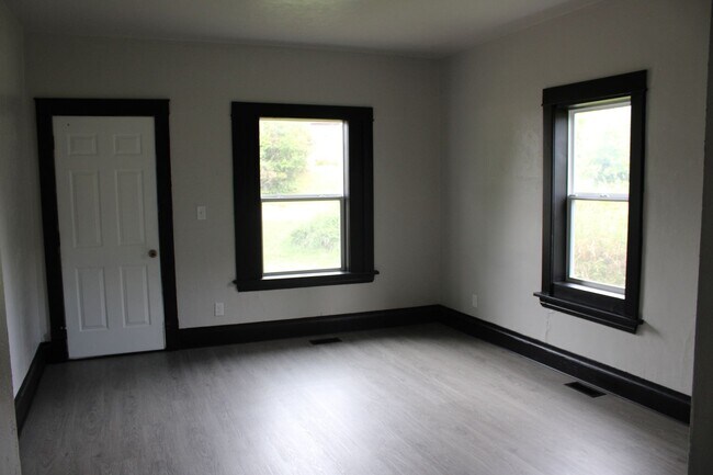 Foto del edificio - 317 E 10th St S