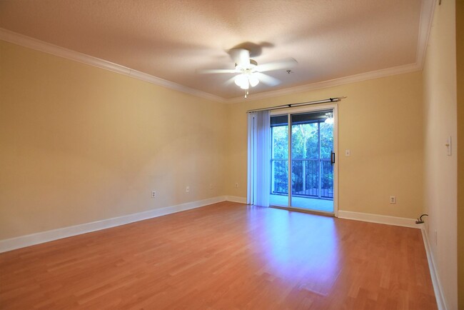 Building Photo - 1br 1ba THIRD FLOOR unit in The Crest at W...