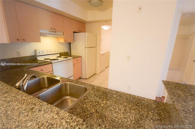 Foto del edificio - 2427 Centergate Dr