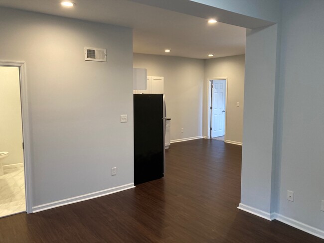 Building Photo - 304 Holmes Rd