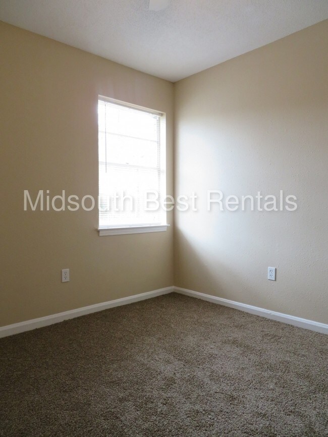 Building Photo - 4665 Royal Ridge Dr