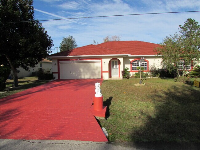 Foto del edificio - Nice Amaral Home with Wood Floors & Tile