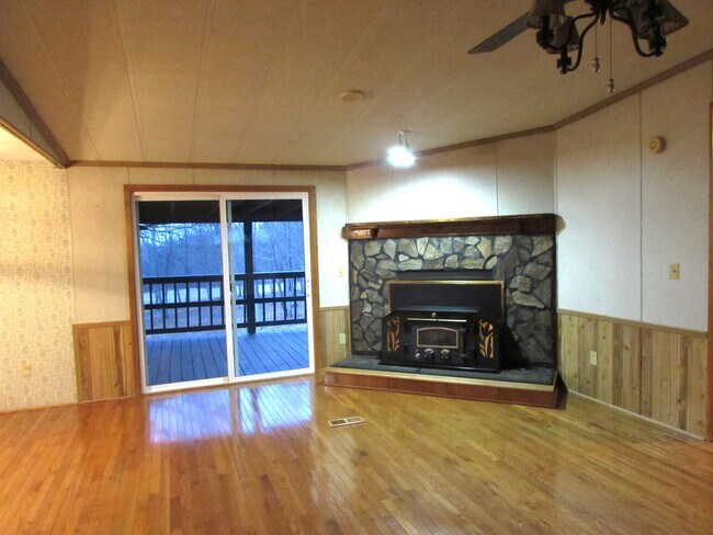 Building Photo - Charming 2 Bed/2.5 Bath - Approx 1 Acre of...