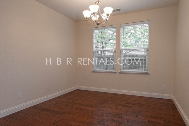 Foto del edificio - MANTECA RENTAL 4 BEDROOM OUTDOOR PIZZA OVEN in beautiful rear yard