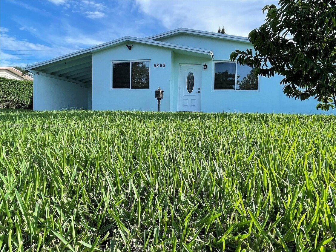 Foto principal - 6898 NW 12th St