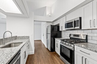 Building Photo - 111 E Oak Ave