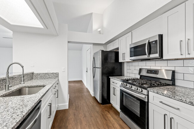 Building Photo - 111 E Oak Ave