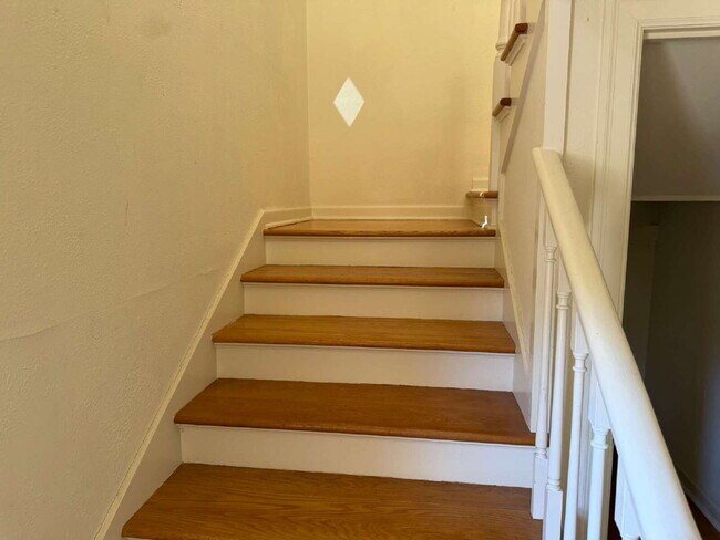 Foto del edificio - Beautiful two bedroom/1 bathroom with Original Details