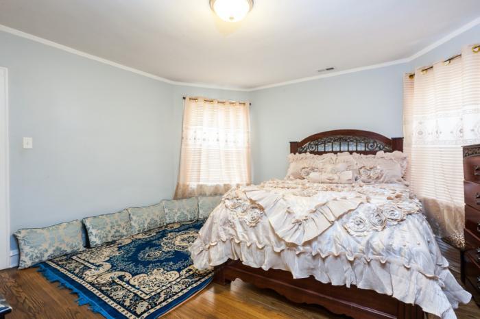 Primary Photo - 4 bedroom in Chicago IL 60659