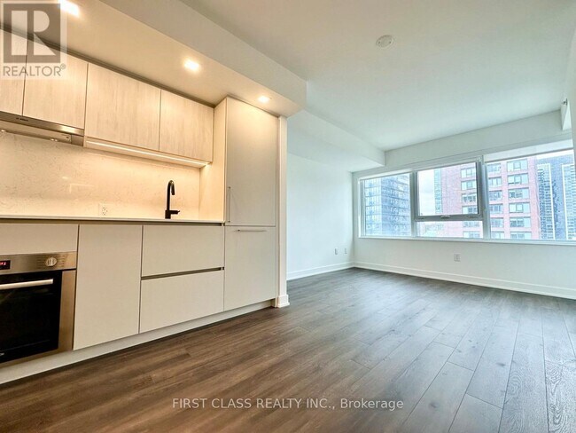 Building Photo - 609 Sherbourne St