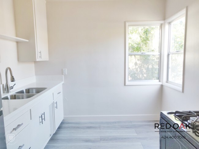 Foto del edificio - Rare Studio Near Los Feliz with Parking