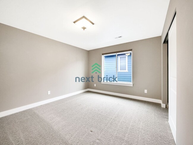 Building Photo - 4 BED AND 2.5 BATH SINGLE FAMILY HOUSE FOR...