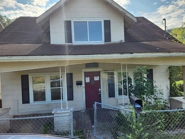 Building Photo - 209 Laurel St