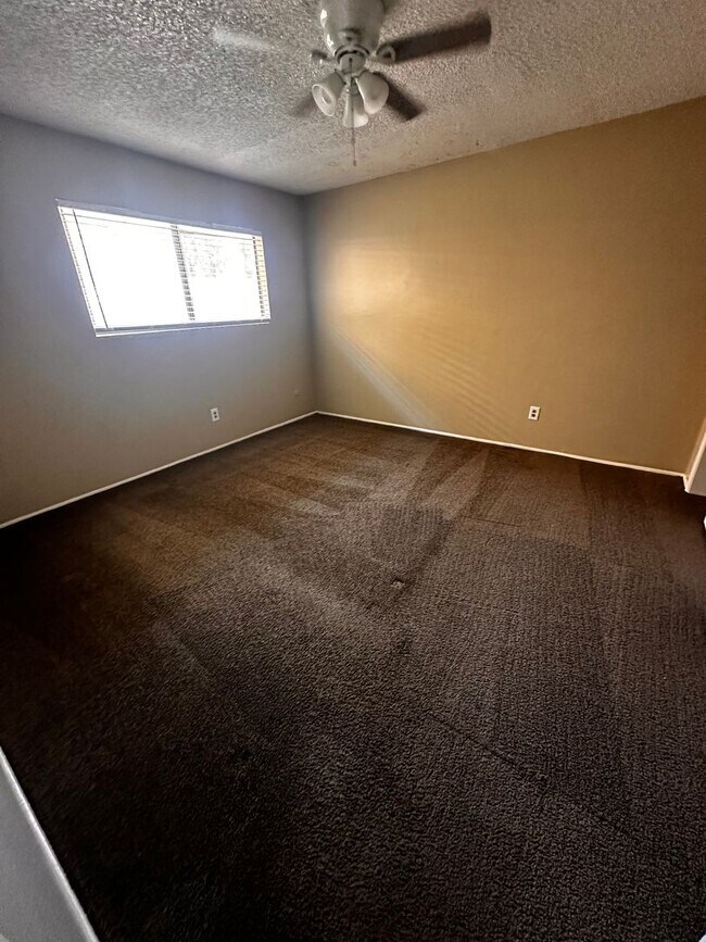 Foto del edificio - 3 Bedroom 1.5 Bathroom Apartment for Rent