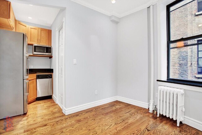 Building Photo - 326 E 35th St