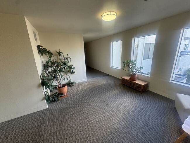 Building Photo - Bright & Modern 2 Bed, 2.5 Bath Condo in O...