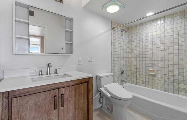 Foto del edificio - "Coastal Comfort: Spacious 1-Bedroom Retreat with Movie Room & Central Vacuum in San Francisco"