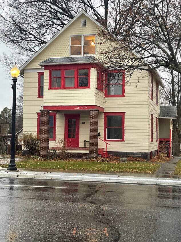 Foto principal - 565 N Main St