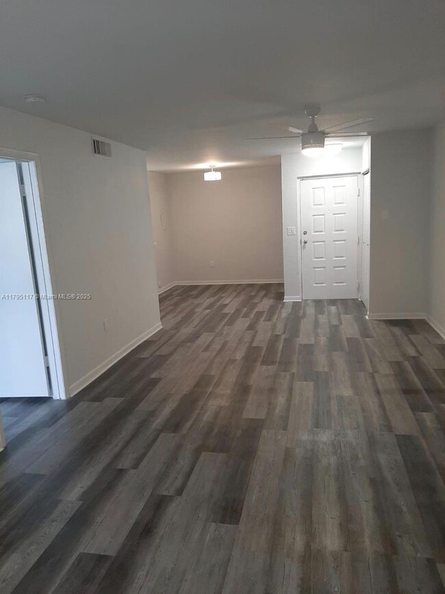 Foto del edificio - 2881 N Oakland Forest Dr