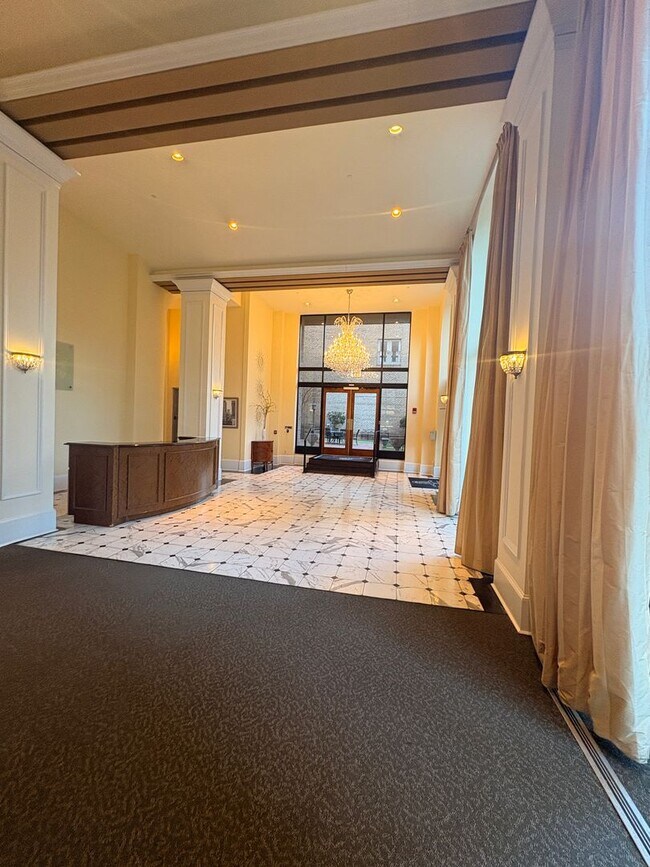 Foto del edificio - *MOVE IN SPECIAL* 1/2 OFF FIRST FULL MONTHS RENT! 2br Condo In The Goodwyn Building!  Rooftop Off...