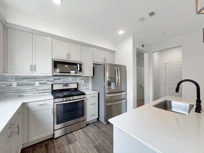 Building Photo - Great 3B/2.5BA Townhome in Otay Mesa!