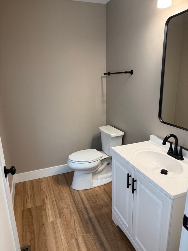 Half bath main floor - 84 Cleveland Ave N