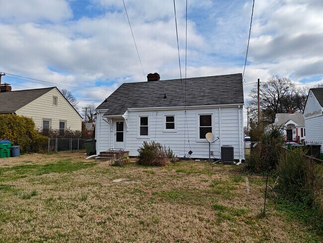 Building Photo - 2 bedroom home with fenced in rear yard