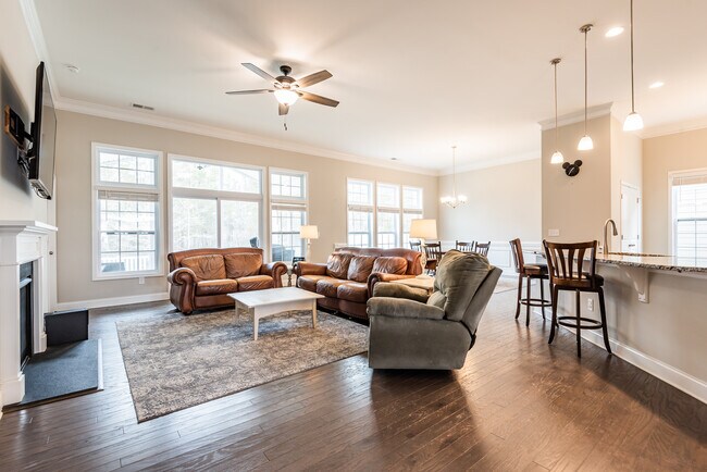 Building Photo - 341 Robinwood Ln