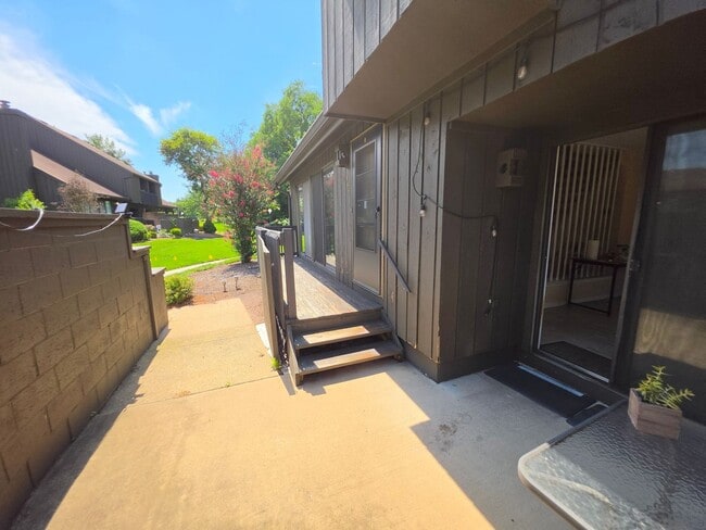 Building Photo - 544 Westgate Dr