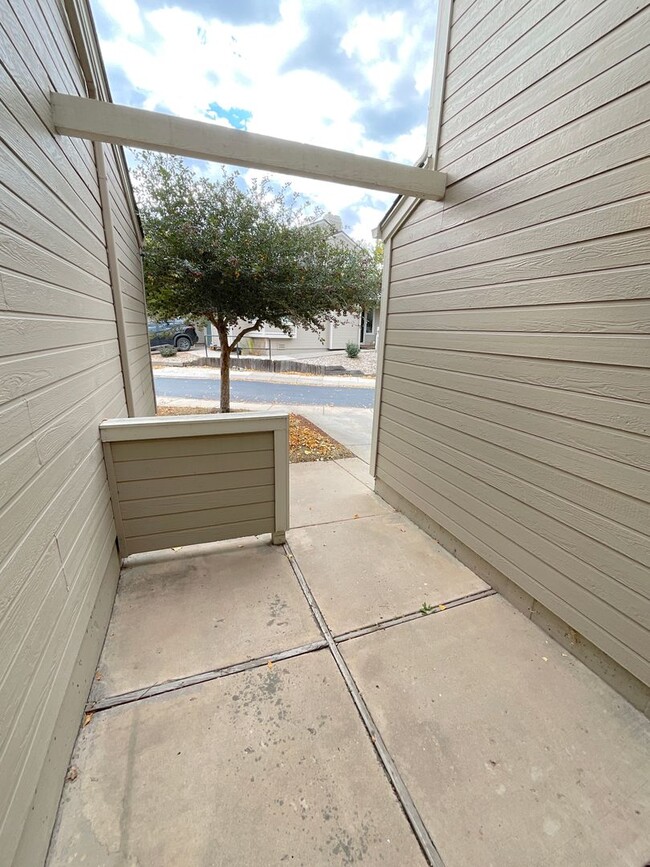 Building Photo - 3 Bedroom Townhome Available Near S Academ...