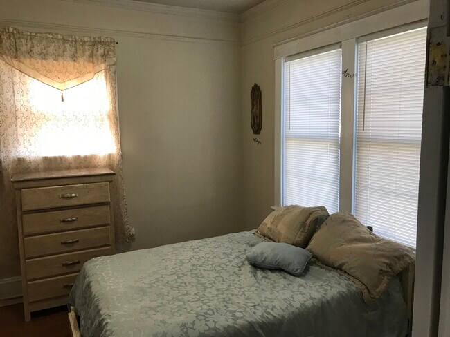 Front bedroom - 2320 Gordon Ave