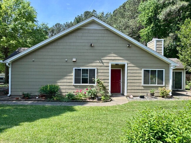 Building Photo - Desirable End Unit Townhome in Five Oaks!