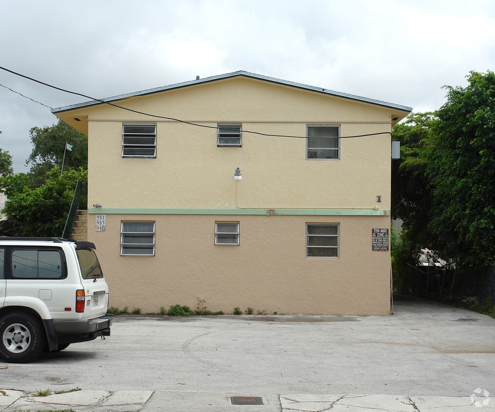 Primary Photo - 955 SW 6th St