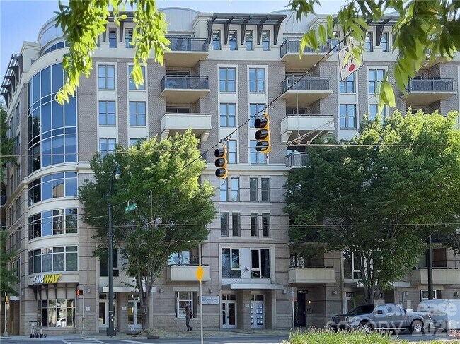 Foto del edificio - 718 W Trade St