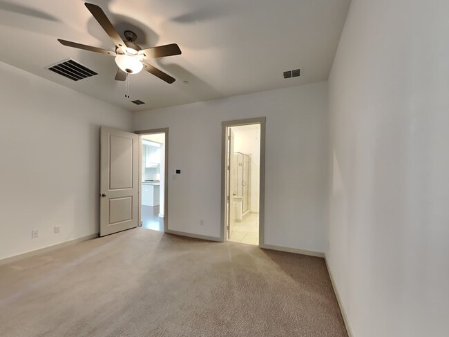 Building Photo - BREATHTAKING TOWNHOME IN TROPHY CLUB!