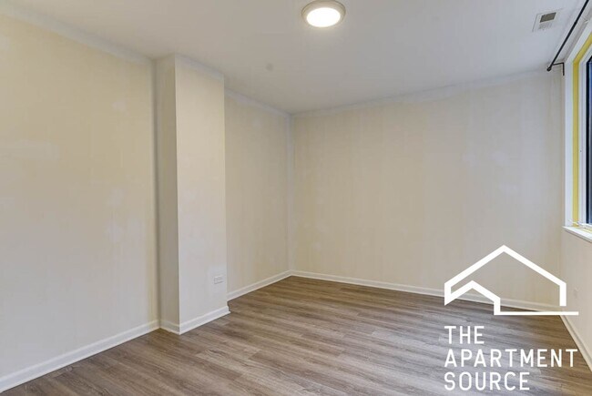 Foto del edificio - South Loop 3 bed 2 bath -- Updated Kitchen, HUGE Floorplan, Large Patio