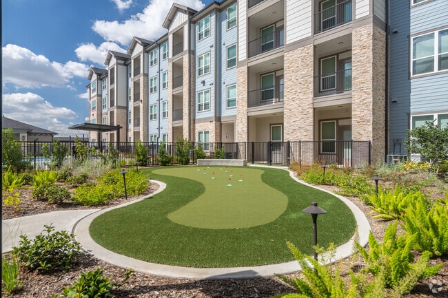 Putting Green - Casella 55+ Active Adult Apartments