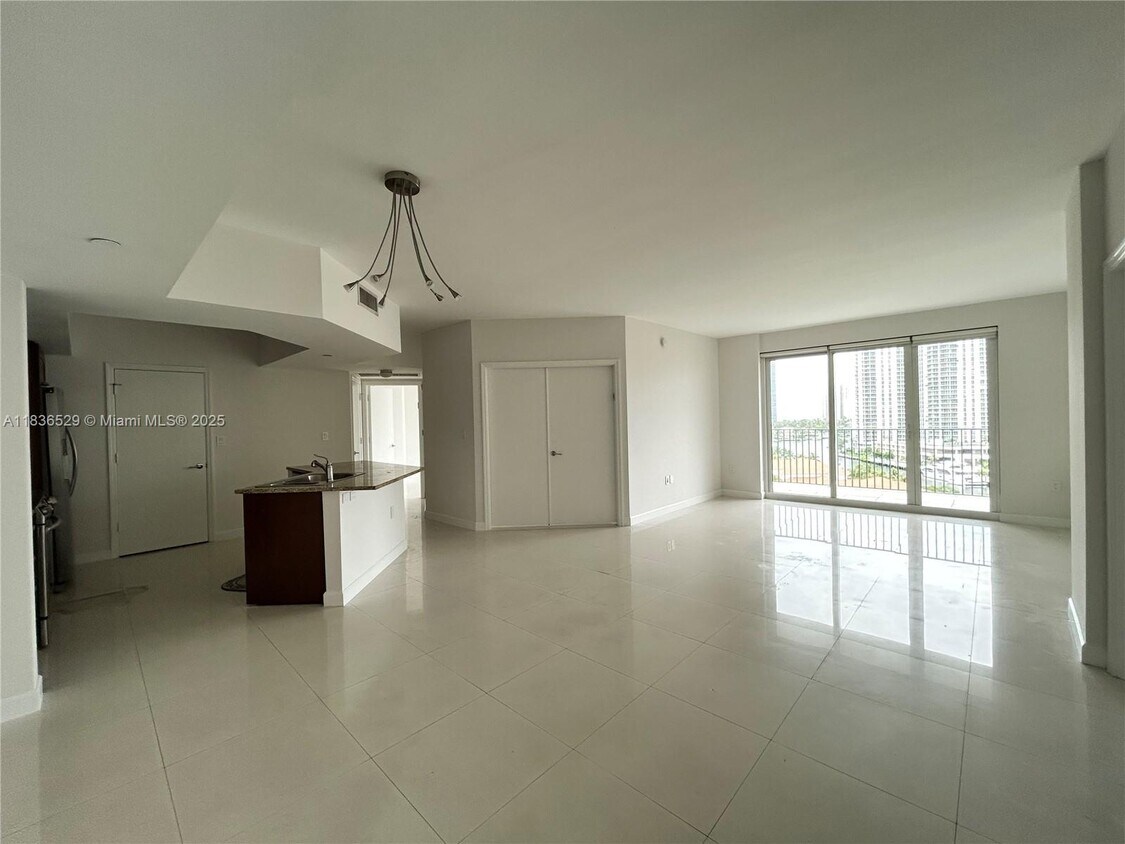 Foto principal - 19900 E Country Club Dr