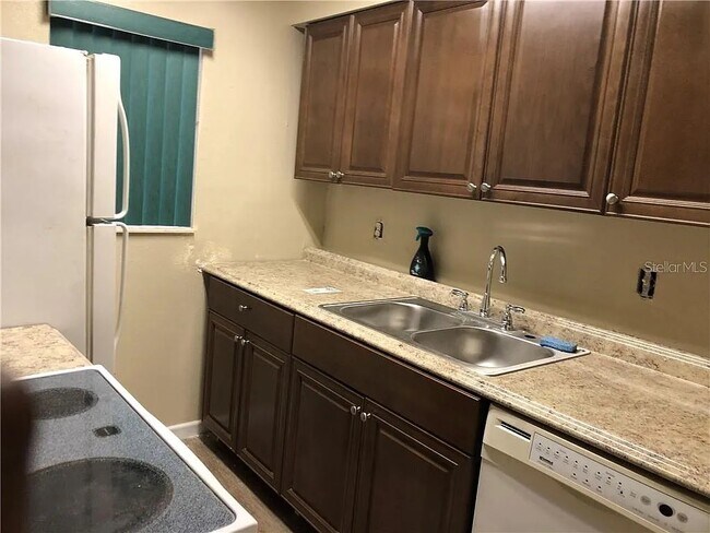 Foto del edificio - 836 Sky Lake Cir