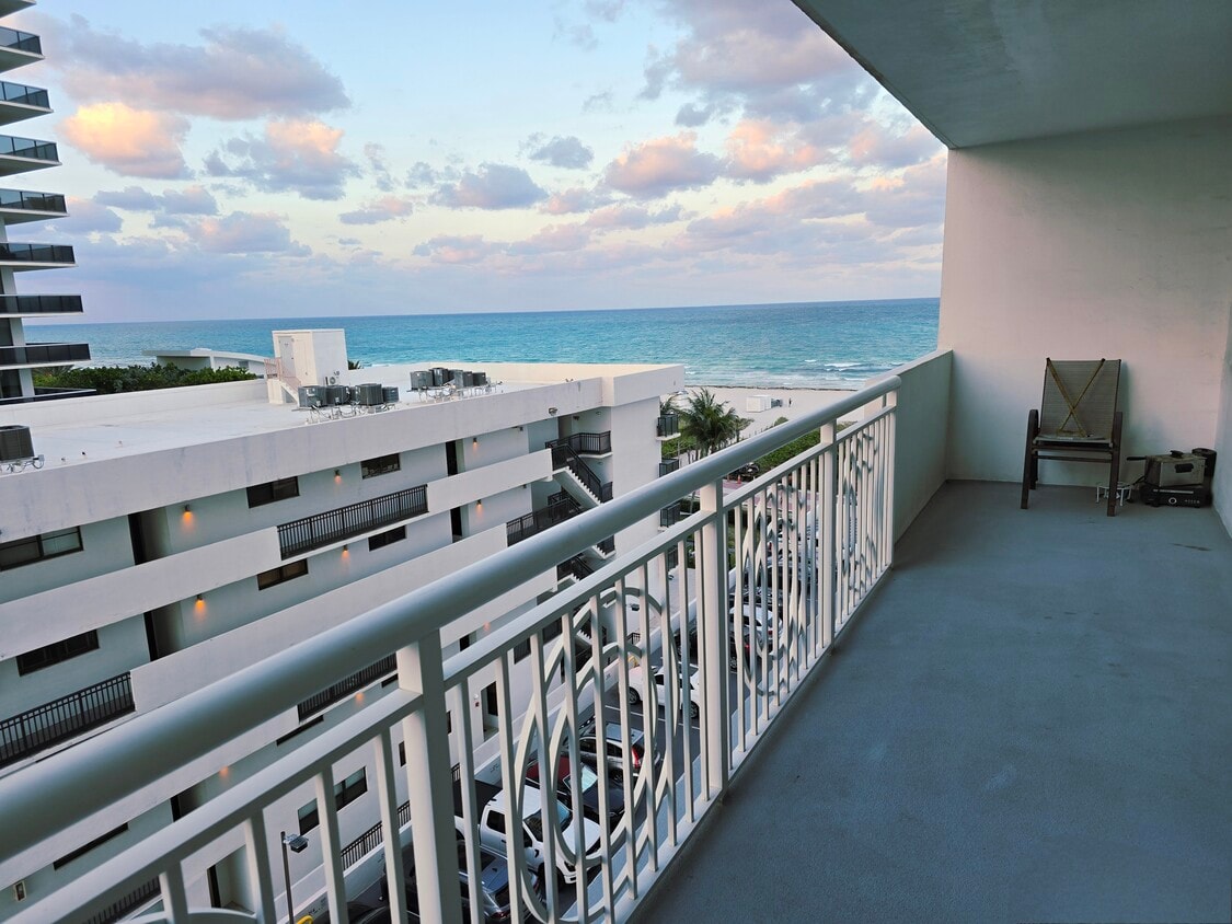 Primary Photo - 5825 Collins Ave